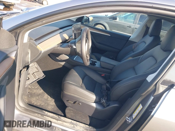 2024 Tesla Model Y Long Range z VIN 7SAYGDEE7RA300756, wystawiony jako IAAI lot #41922910 z przebiegiem 4 262 mil mil oraz . Historia ofert i sprzedaży dostępna na DreamBid. Obrazek 5.