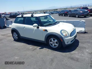 2010 MINI Hardtop z VIN WMWMF3C53ATZ25765, wystawiony jako IAAI lot #42314587 z przebiegiem 107 677 mil mil oraz . Historia ofert i sprzedaży dostępna na DreamBid. Obrazek 1.