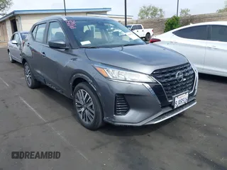 2021 Nissan Kicks SV z VIN 3N1CP5CV1ML537730, wystawiony jako IAAI lot #42093316 z przebiegiem 63 051 mil mil oraz . Historia ofert i sprzedaży dostępna na DreamBid. Obrazek 1.