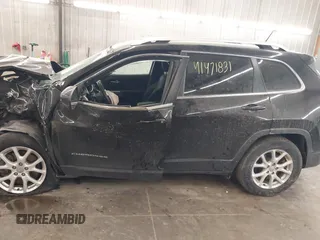 2018 Jeep Cherokee Latitude z VIN 1C4PJMCB9JD572453, wystawiony jako IAAI lot #41471831 z przebiegiem 68 634 mil mil oraz . Historia ofert i sprzedaży dostępna na DreamBid. Obrazek 15.