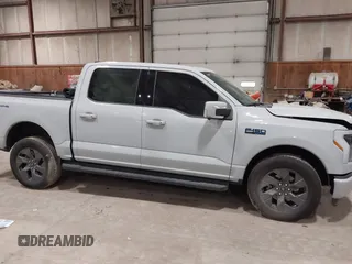 2024 Ford F-150 Lightning Lariat с VIN 1FT6W5L72RWG24374, выставлен на аукционе IAAI как лот 42296397 с пробегом Не указан миль и . История ставок и продаж доступна на DreamBid. Изображение 13.
