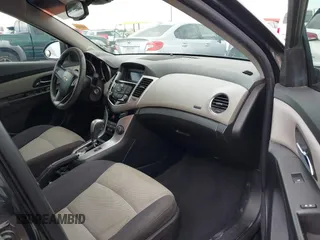 2015 Chevrolet Cruze LS z VIN 1G1PA5SH4F7155493, wystawiony jako IAAI lot #42202780 z przebiegiem 179 528 mil mil oraz . Historia ofert i sprzedaży dostępna na DreamBid. Obrazek 5.