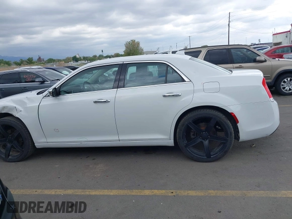2019 Chrysler 300 Limited z VIN 2C3CCAEG9KH698188, wystawiony jako IAAI lot #42190234 z przebiegiem 62 817 mil mil oraz . Historia ofert i sprzedaży dostępna na DreamBid. Obrazek 14.