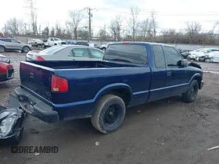 2000 Chevrolet S-10 LS with VIN 1GCCS19WXY8242120, listed as a IAAI auction lot 41675109 with 196,408 mi miles. Bid and sale history available at carsss.com. Image 4.