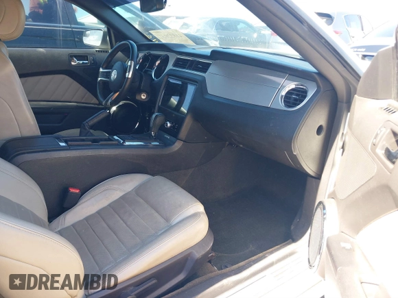 2014 Ford Mustang V6 z VIN 1ZVBP8EM5E5213273, wystawiony jako IAAI lot #41833081 z przebiegiem 123 857 mil mil oraz . Historia ofert i sprzedaży dostępna na DreamBid. Obrazek 5.