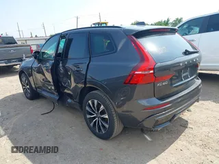 2025 Volvo XC60 Plus z VIN YV4M12RC0S1172417, wystawiony jako IAAI lot #42438854 z przebiegiem 2 853 mil mil oraz . Historia ofert i sprzedaży dostępna na DreamBid. Obrazek 3.