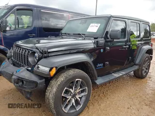 2024 Jeep Wrangler Willys z VIN 1C4RJXN60RW317717, wystawiony jako IAAI lot #42017788 z przebiegiem 10 096 mil mil oraz . Historia ofert i sprzedaży dostępna na DreamBid. Obrazek 2.