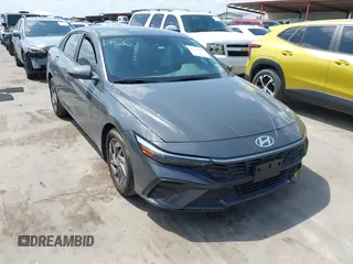 2024 Hyundai Elantra SEL z VIN KMHLM4DG2RU702936, wystawiony jako IAAI lot #42225346 z przebiegiem 5 352 mil mil oraz . Historia ofert i sprzedaży dostępna na DreamBid. Obrazek 1.