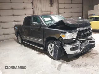 2023 Ram 1500 Big Horn z VIN 1C6RRFFG4PN667047, wystawiony jako IAAI lot #42300495 z przebiegiem 5 061 mil mil oraz . Historia ofert i sprzedaży dostępna na DreamBid. Obrazek 1.