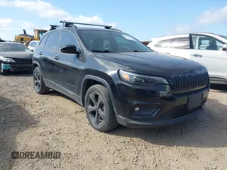 2019 Jeep Cherokee Latitude Plus z VIN 1C4PJLLBXKD482661, wystawiony jako IAAI lot #42005980 z przebiegiem 145 742 mil mil oraz . Historia ofert i sprzedaży dostępna na DreamBid. Obrazek 1.
