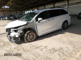 2024 Toyota Sienna XLE z VIN 5TDJRKEC6RS185805, wystawiony jako Copart lot #51702325 z przebiegiem 12 783 mil mil oraz Szkody całkowita. Historia ofert i sprzedaży dostępna na DreamBid. Obrazek 1.