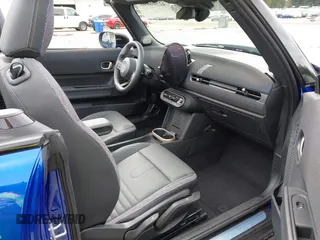 2025 MINI Convertible with VIN WMW23GX01S2X08664, listed as a IAAI auction lot 42506008 with 1,641 mi miles and . Bid and sale history available at DreamBid. Image 5.