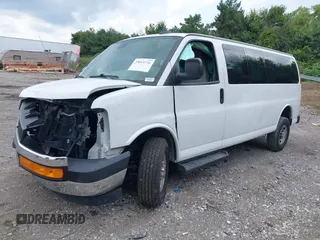 2020 Chevrolet Express Passenger LT z VIN 1GAZGPFG0L1170592, wystawiony jako IAAI lot #39919731 z przebiegiem 124 012 mil mil oraz . Historia ofert i sprzedaży dostępna na DreamBid. Obrazek 2.