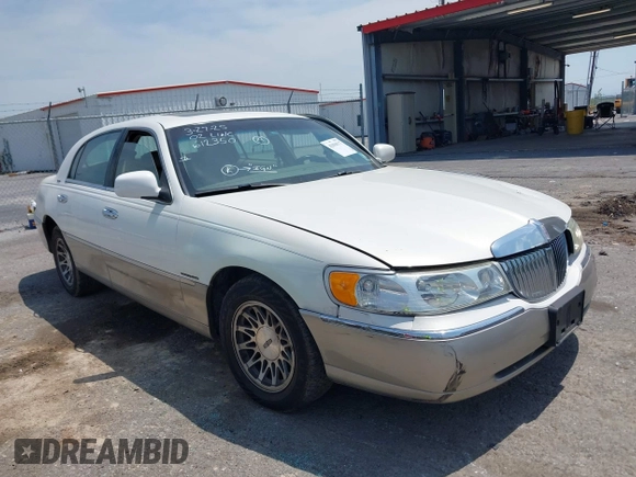 2002 Lincoln Town Car Signature z VIN 1LNHM82W72Y612350, wystawiony jako IAAI lot #42038177 z przebiegiem Nie podano mil oraz . Historia ofert i sprzedaży dostępna na DreamBid. Obrazek 1.