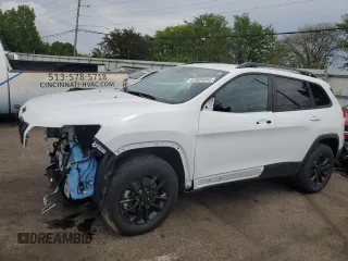 2023 Jeep Cherokee Altitude Lux z VIN 1C4PJMMB5PD107823, wystawiony jako Copart lot #57034345 z przebiegiem 4 578 mil mil oraz Szkoda całkowita • Salvage title. Historia ofert i sprzedaży dostępna na DreamBid. Obrazek 1.