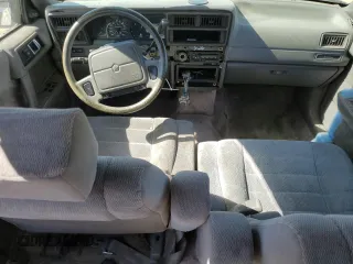 1993 Plymouth Acclaim z VIN 1P3XA4630PF630239, wystawiony jako Copart lot #75910954 z przebiegiem 87 471 mil mil oraz Tytuł czysty. Historia ofert i sprzedaży dostępna na DreamBid. Obrazek 8.