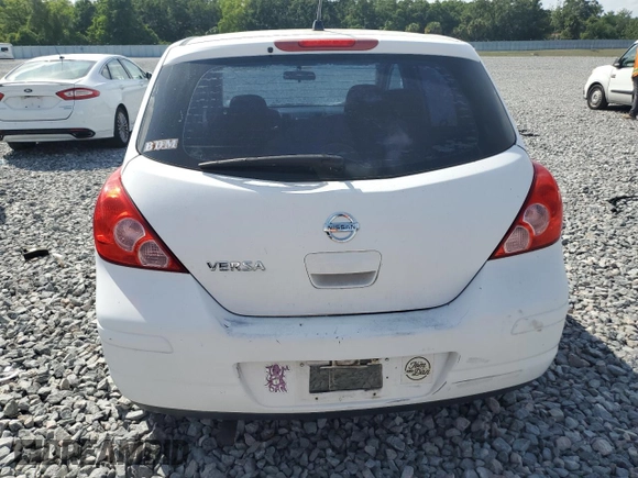 2009 Nissan Versa S z VIN 3N1BC13E79L490369, wystawiony jako Copart lot #51960035 z przebiegiem 160 125 mil mil oraz Nie do naprawy • Non repairable. Historia ofert i sprzedaży dostępna na DreamBid. Obrazek 6.