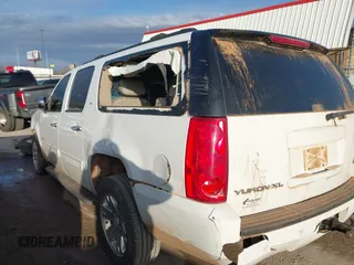 2009 GMC Yukon XL SLT w/4SB with VIN 1GKFC36J89R300675, listed as a IAAI auction lot 41301143 with 241,306 mi miles. Bid and sale history available at carsss.com. Image 3.