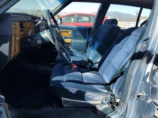 1985 Cadillac Fleetwood z VIN 1G6DW6985F9757401, wystawiony jako Copart lot #59345225 z przebiegiem 91 923 mil mil oraz Tytuł czysty. Historia ofert i sprzedaży dostępna na DreamBid. Obrazek 7.