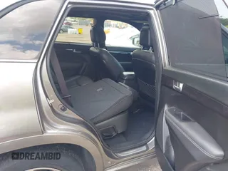 2014 Kia Sorento SX z VIN 5XYKWDA75EG461948, wystawiony jako IAAI lot #42180084 z przebiegiem 123 917 mil mil oraz . Historia ofert i sprzedaży dostępna na DreamBid. Obrazek 8.