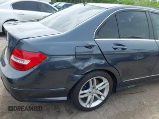 2013 Mercedes-Benz C 250 Sport z VIN WDDGF4HB5DA781713, wystawiony jako IAAI lot #42109186 z przebiegiem 142 167 mil mil oraz . Historia ofert i sprzedaży dostępna na DreamBid. Obrazek 6.