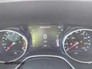 2020 Jeep Compass Altitude z VIN 3C4NJCBB1LT234979, wystawiony jako IAAI lot #41872466 z przebiegiem 37 827 mil mil oraz . Historia ofert i sprzedaży dostępna na DreamBid. Obrazek 7.