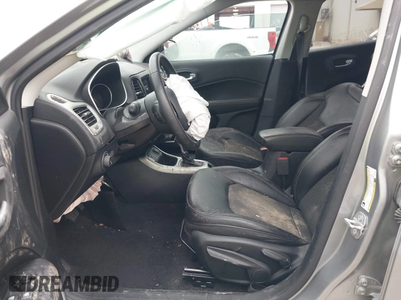 2019 Jeep Compass Altitude z VIN 3C4NJCBB3KT726640, wystawiony jako IAAI lot #41952843 z przebiegiem 51 844 mil mil oraz . Historia ofert i sprzedaży dostępna na DreamBid. Obrazek 5.