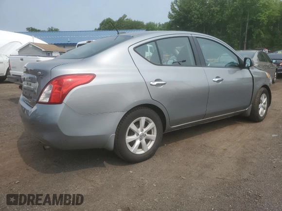 2012 Nissan Versa SV z VIN 3N1CN7AP4CL928388, wystawiony jako Copart lot #59382405 z przebiegiem 198 767 mil mil oraz Szkoda całkowita • Salvage title. Historia ofert i sprzedaży dostępna na DreamBid. Obrazek 3.