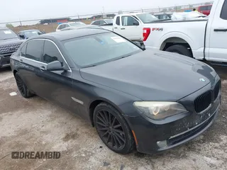 2012 BMW 7 Series 750Li z VIN WBAKB8C53CC962981, wystawiony jako IAAI lot #42167849 z przebiegiem 123 978 mil mil oraz . Historia ofert i sprzedaży dostępna na DreamBid. Obrazek 1.
