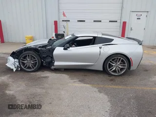 2015 Chevrolet Corvette Z51 3LT z VIN 1G1YM2D74F5114985, wystawiony jako IAAI lot #42077336 z przebiegiem 52 965 mil mil oraz . Historia ofert i sprzedaży dostępna na DreamBid. Obrazek 15.