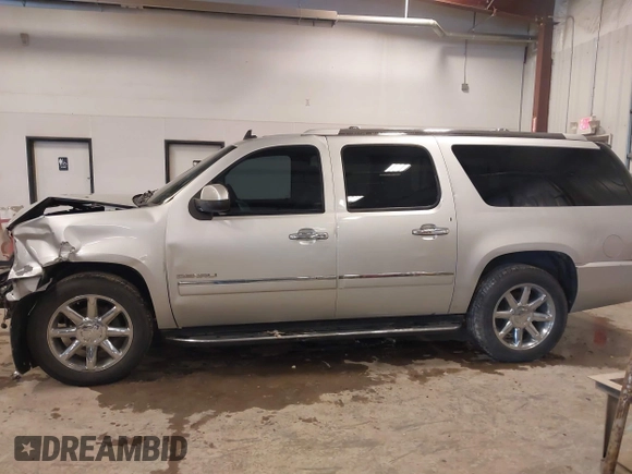 2011 GMC Yukon XL Denali z VIN 1GKS2MEF8BR338725, wystawiony jako IAAI lot #41238933 z przebiegiem 289 109 mil mil oraz . Historia ofert i sprzedaży dostępna na DreamBid. Obrazek 14.