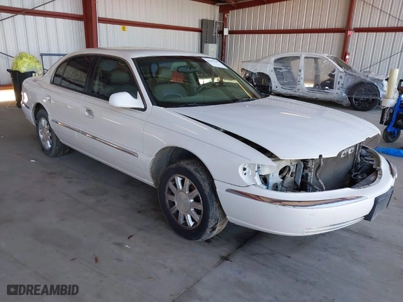 2000 Lincoln Continental with VIN 1LNHM97V9YY821894, listed as a IAAI auction lot 41657199 with 218,330 mi miles. Bid and sale history available at carsss.com. Image 1.