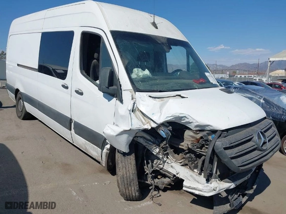 2019 Mercedes-Benz Sprinter Cargo Van with VIN WD4PF1CD1KP074822, listed as a IAAI auction lot 40303744 with 1 mi miles. Bid and sale history available at carsss.com. Image 1.
