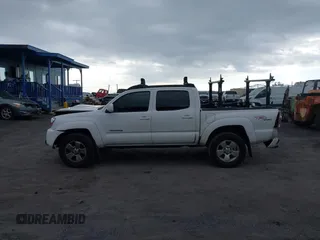 2010 Toyota Tacoma PreRunner z VIN 3TMJU4GN8AM103120, wystawiony jako IAAI lot #42226797 z przebiegiem 237 153 mil mil oraz . Historia ofert i sprzedaży dostępna na DreamBid. Obrazek 15.