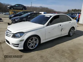 2014 Mercedes-Benz C 300 Sport z VIN WDDGF8AB5ER306647, wystawiony jako Copart lot #46304445 z przebiegiem 97 672 mil mil oraz Szkoda całkowita • Salvage title. Historia ofert i sprzedaży dostępna na DreamBid. Obrazek 1.