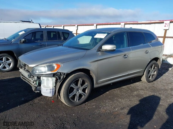 2015 Volvo XC60 T6 Platinum with VIN YV4902RM4F2733932, listed as a IAAI auction lot 41321986 with 103,845 mi miles. Bid and sale history available at carsss.com. Image 2.