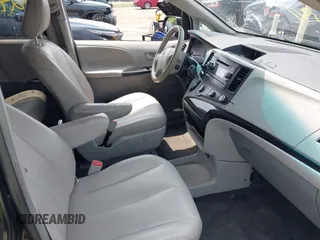 2014 Toyota Sienna L z VIN 5TDZK3DCXES450220, wystawiony jako IAAI lot #42439341 z przebiegiem 220 543 mil mil oraz . Historia ofert i sprzedaży dostępna na DreamBid. Obrazek 5.