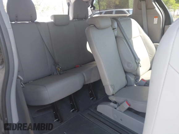 2019 Toyota Sienna XLE Auto Access Seat z VIN 5TDYZ3DC7KS006280, wystawiony jako IAAI lot #41987873 z przebiegiem 105 751 mil mil oraz . Historia ofert i sprzedaży dostępna na DreamBid. Obrazek 8.