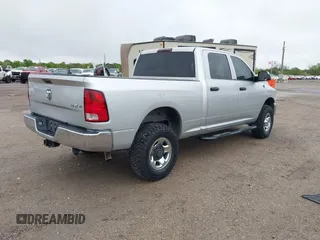 2013 Ram 2500 Tradesman z VIN 3C6TR5CT1DG562584, wystawiony jako IAAI lot #41958471 z przebiegiem 185 426 mil mil oraz . Historia ofert i sprzedaży dostępna na DreamBid. Obrazek 4.