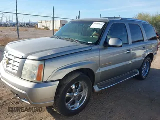 2002 Cadillac Escalade z VIN 1GYEK63N22R101463, wystawiony jako IAAI lot #41621840 z przebiegiem 156 639 mil mil oraz . Historia ofert i sprzedaży dostępna na DreamBid. Obrazek 2.