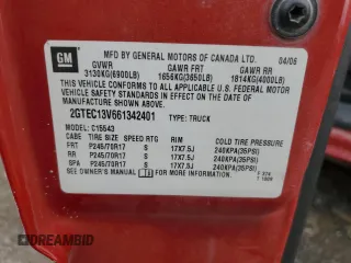2006 GMC Sierra 1500 SL z VIN 2GTEC13V661342401, wystawiony jako Copart lot #53716275 z przebiegiem 318 308 mil mil oraz Nie do naprawy • Non repairable. Historia ofert i sprzedaży dostępna na DreamBid. Obrazek 15.