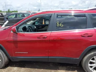 2017 Jeep Cherokee Latitude z VIN 1C4PJMCS0HW563302, wystawiony jako IAAI lot #42440735 z przebiegiem 63 889 mil mil oraz . Historia ofert i sprzedaży dostępna na DreamBid. Obrazek 14.