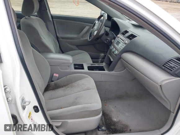 2007 Toyota Camry CE z VIN 4T1BE46K97U640376, wystawiony jako IAAI lot #42374162 z przebiegiem 251 260 mil mil oraz . Historia ofert i sprzedaży dostępna na DreamBid. Obrazek 5.