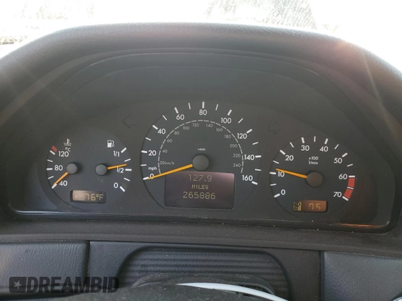 2000 Mercedes-Benz E-Class with VIN WDBJF82J4YX042051, listed as a Copart auction lot 72147904 with 265,886 mi miles and Salvage Title. Bid and sale history available at carsss.com. Image 9.