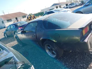 1987 Chevrolet Camaro z VIN 1G1FP21H9HN123969, wystawiony jako IAAI lot #42136912 z przebiegiem 97 026 mil mil oraz . Historia ofert i sprzedaży dostępna na DreamBid. Obrazek 13.