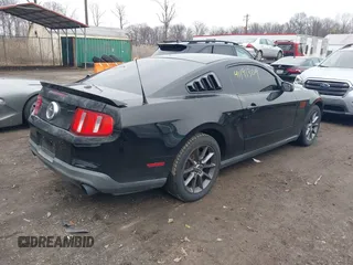 2012 Ford Mustang Premium z VIN 1ZVBP8AM1C5216285, wystawiony jako IAAI lot #41191304 z przebiegiem 190 290 mil mil oraz . Historia ofert i sprzedaży dostępna na DreamBid. Obrazek 4.