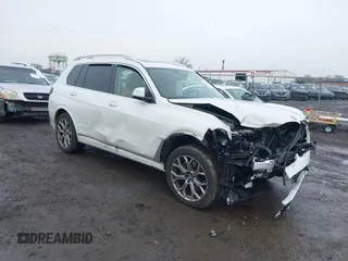 2025 BMW X7 xDrive40i z VIN 5UX23EM05S9X98435, wystawiony jako IAAI lot #41476358 z przebiegiem 2946 mil mil oraz . Historia ofert i sprzedaży dostępna na DreamBid. Obrazek 6.