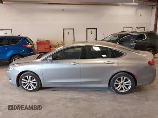 2015 Chrysler 200 Limited z VIN 1C3CCCAB1FN679279, wystawiony jako IAAI lot #42070078 z przebiegiem 149 608 mil mil oraz . Historia ofert i sprzedaży dostępna na DreamBid. Obrazek 14.