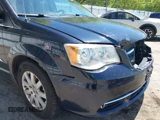 2011 Chrysler Town & Country Touring L z VIN 2A4RR8DG0BR630879, wystawiony jako IAAI lot #42217815 z przebiegiem 175 568 mil mil oraz . Historia ofert i sprzedaży dostępna na DreamBid. Obrazek 13.