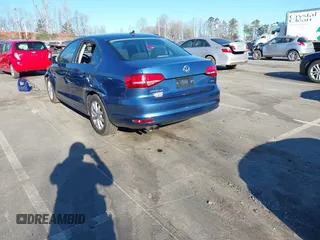 2015 Volkswagen Jetta SE z VIN 3VWD07AJ4FM285676, wystawiony jako IAAI lot #41787061 z przebiegiem 142 537 mil mil oraz . Historia ofert i sprzedaży dostępna na DreamBid. Obrazek 3.